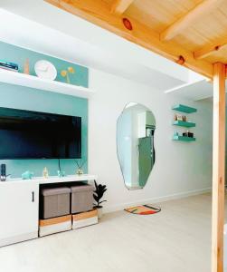 GBU's Studio with Balcony at Azure North Pampanga的电视和/或娱乐中心