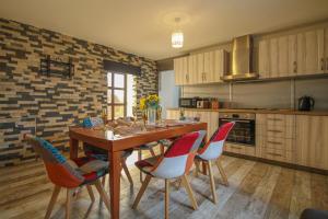 Deluxe Apartment في لانارك: مطبخ مع طاولة وكراسي خشبية
