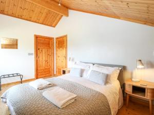 - une chambre avec un grand lit et 2 serviettes dans l'établissement Harmony House, à Great Yarmouth