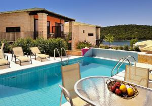Bazén v ubytovaní Ornella Beach Resort & Villas alebo v jeho blízkosti