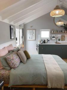 ein Schlafzimmer mit einem großen Bett mit Kissen darauf in der Unterkunft Limeburners Loft Geelong - Walk to CBD Waterfront Hospitals in Thomson