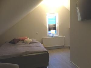 Postel nebo postele na pokoji v ubytování Penthouse "Meerzeit" Kellenhusen mit Strandkorb