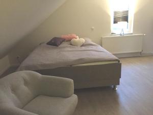 Postel nebo postele na pokoji v ubytování Penthouse "Meerzeit" Kellenhusen mit Strandkorb