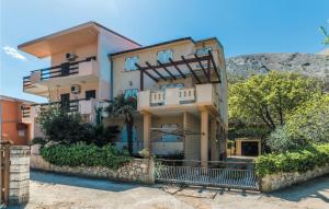 a building with a fence in front of it at Gorgeous Apartment In Bosana With Kitchen in Stan Trigraci