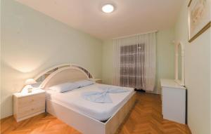 ein Schlafzimmer mit einem weißen Bett und einem Fenster in der Unterkunft Gorgeous Apartment In Bosana With Kitchen in Stan Trigraci