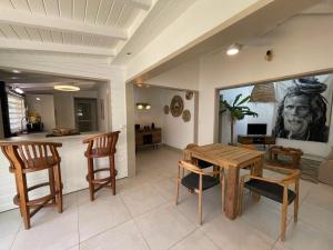 a living room with a wooden table and chairs at Wahoo lodge, piscine privée, orient bay in Orient Bay