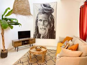 un salon avec une photo d'un homme sur le mur dans l'établissement Wahoo lodge, piscine privée, orient bay, à Baie-Orientale de Saint-Martin