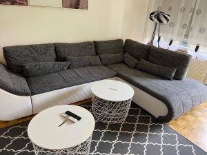 sala de estar con sofá y 2 mesas en MYM NOW Apartment in Bern, en Berna