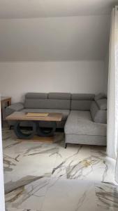 sala de estar con sofá y mesa de centro en Apartman Žepče, en Žepče