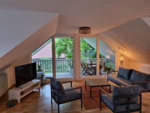 un soggiorno con divano e TV di Schöne naturnahe und ruhige Wohnung a Telgte
