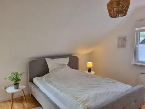 una camera da letto con un grande letto e un piumone bianco di Schöne naturnahe und ruhige Wohnung a Telgte