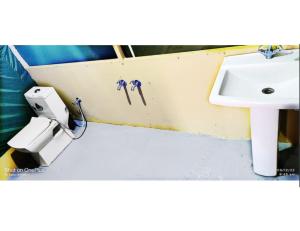 Łazienka z umywalką i białą umywalką w obiekcie Shivalik Camping & Cottage, Joshimath w mieście Jyotirmath