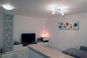 Μια τηλεόραση ή/και κέντρο ψυχαγωγίας στο Luxury Flat with Heated Pool & Jacuzzi