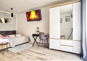 um quarto com uma cama, uma mesa e uma secretária em Apartament Dla Dwojga em Sanok