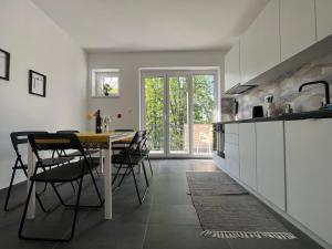 una cucina con tavolo e sedie in una stanza di Apartment LALA a Sombor