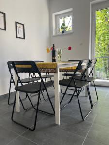 una sala da pranzo con tavolo e sedie di Apartment LALA a Sombor
