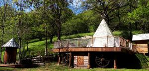 CambounèsLe tipi à Marie, déconnectez- vous !!!的树林中带屋顶的树屋