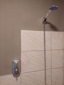 een douche met een douchekop in de badkamer bij Guest House Ruh Achari in Sheki