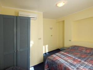 Un pat sau paturi într-o cameră la Garni Hotel Siesta