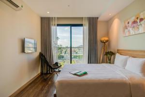 Postel nebo postele na pokoji v ubytování Moon Hotel and Apartment Da Nang