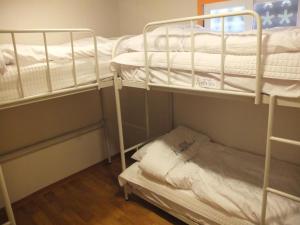 Zimmer mit 2 Etagenbetten und einem kleinen Stuhl in der Unterkunft Star Hostel Seoul Dongdaemun in Seoul
