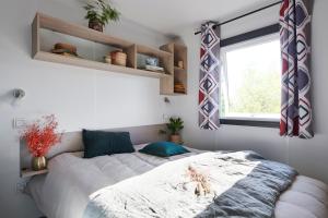 Camping Country Park Crecy La Chapelle - Site Officiel - Next to Disneyland Paris客房内的一张或多张床位