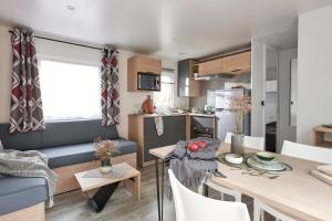 Camping Country Park Crecy La Chapelle - Site Officiel - Next to Disneyland Paris的厨房或小厨房