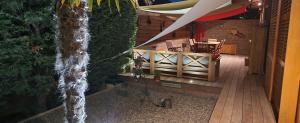 un patio con mesa y sillas en una terraza en Chambre d'hôtes Casa Lucia en Furiani