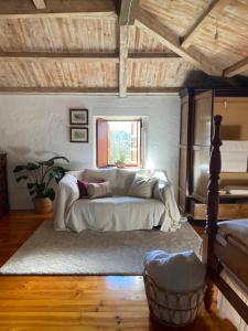 1 dormitorio con cama y ventana en Casa rural Castro de Crecente cerca de la playa de Valdoviño en Valdoviño