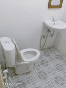 Warung Rizka في بروبولينغو: حمام مع مرحاض ومغسلة