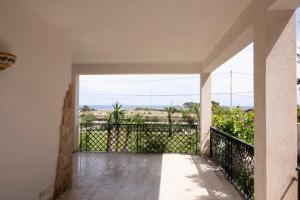 A balcony or terrace at Casa Enza di fronte la Tonnara
