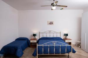 A bed or beds in a room at Casa Enza di fronte la Tonnara