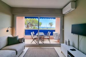 O zonă de relaxare la Apartment in Fréjus Plage by the seaside with direct access to the beach