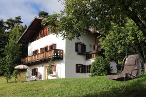 uma casa branca com varandas ao lado dela em Finhäusl - Urlaub bei Oma em Aldino