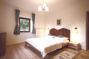 a bedroom with a large white bed and a window at Finhäusl - Urlaub bei Oma in Aldino