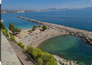 - une vue aérienne sur une plage avec des personnes dans l'eau dans l'établissement Bas de villa au calme, à Marseille