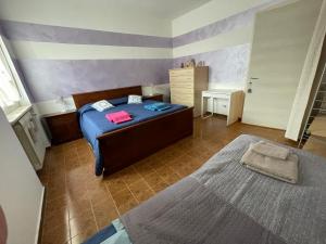 1 dormitorio con 2 camas en una habitación en Comodo alloggio in Beinette - Casa Allegri, en Beinette