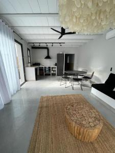 ein Wohnzimmer mit einem Tisch, Stühlen und einem Teppich in der Unterkunft Casa Palma Pals 2 in Pals