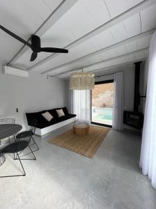 ein Wohnzimmer mit einem Sofa und einem Tisch in der Unterkunft Casa Palma Pals 2 in Pals