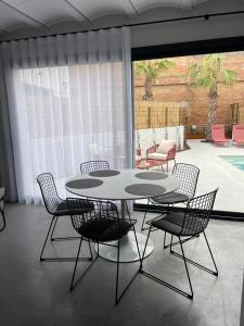 una mesa y sillas en una habitación con patio en Casa Palma Pals 2 en Pals