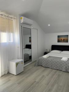 ein Schlafzimmer mit einem Bett und einem großen Spiegel in der Unterkunft La Cer in Constanţa