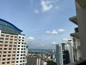 vistas a una ciudad con edificios altos en 2-Bedroom Manhattan, Cubao Condo, en Manila