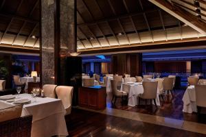 Un restaurant sau alt loc unde se poate mânca la The Ritz-Carlton Okinawa