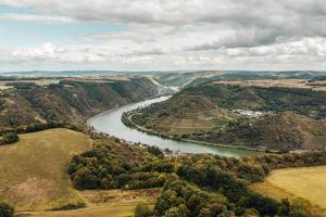 an aerial view of a river in a valley at Premium Design Ferienhäuser Mosel Chalets in Pommern