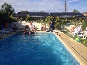 Bazén v ubytování La Vendange Family Gites nebo v jeho okolí
