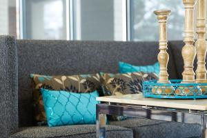 a table with a vase on top of a couch at Courtyard Denver South Park Meadows Mall in Centennial