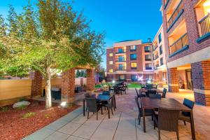 een patio met tafels, stoelen en gebouwen bij Courtyard Denver South Park Meadows Mall in Centennial