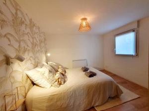 - une chambre avec un lit avec un animal rembourré dans l'établissement Le Coco Playa - Madame Conciergerie, à Bruz