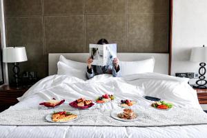 Łóżko lub łóżka w pokoju w obiekcie Millennium Plaza Doha