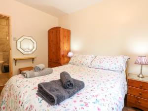 Roughton的住宿－Highfield，一间卧室配有带毛巾的床